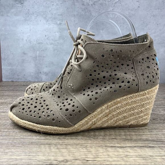 Toms Ankle Boots Womens~Desert Wedge Tan Suede Lace Up Shoes~Size W9 (301213) - Picture 1 of 9
